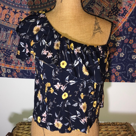 American Eagle Outfitters Tops - Off the shoulder sunflower top😍